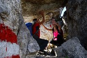 26 Passaggio in 'grotta' sotto un masso 